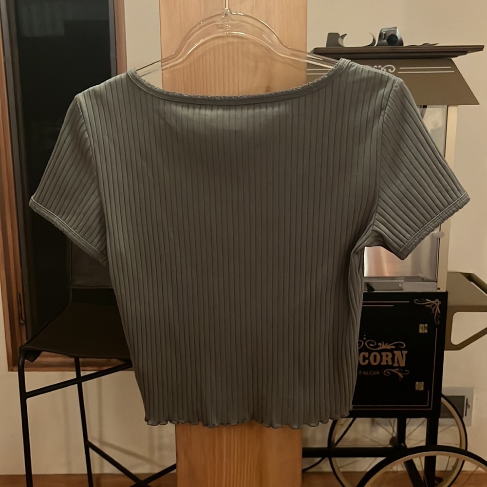 American Eagle Women’s cropped v-neck tee - Picture 2 of 3